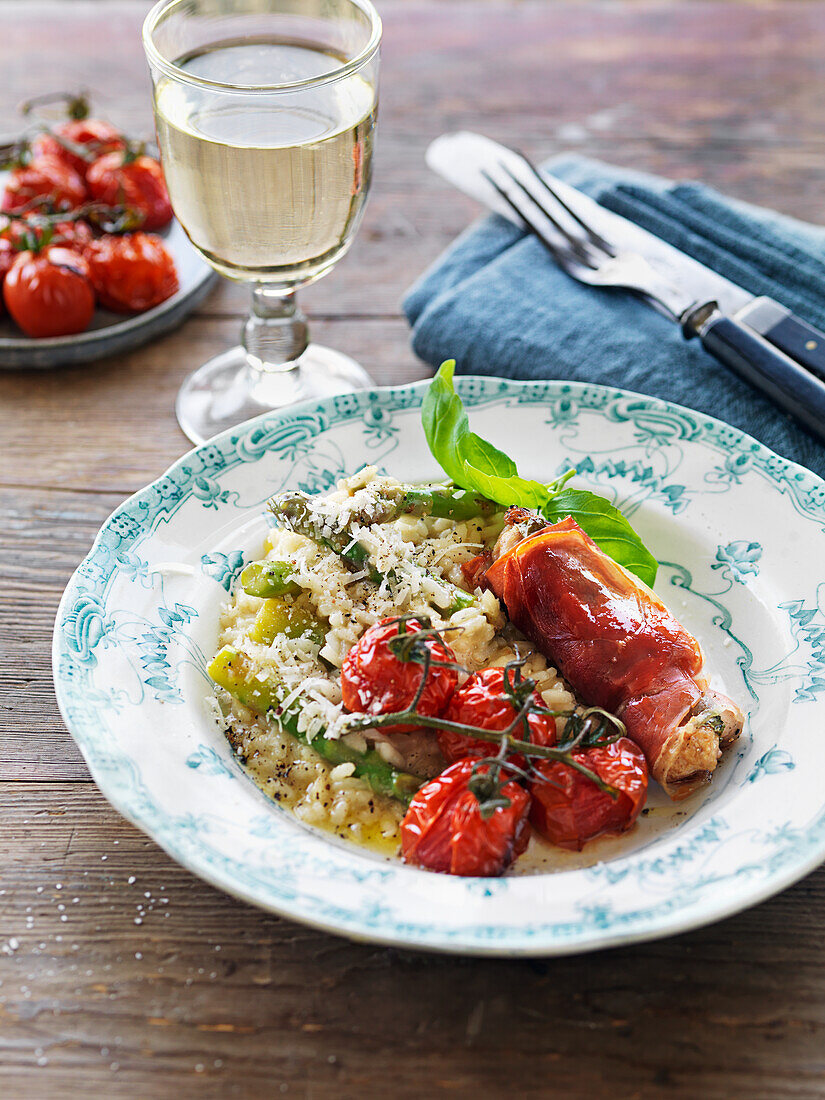 Risotto mit Spargel, dazu gebackene Tomaten und Hähnchen im Schinkenmantel