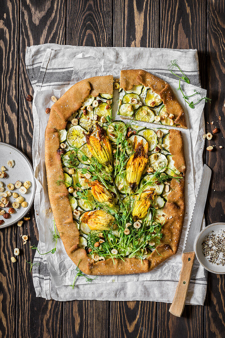 Vollkorn-Galette mit Zucchini und gefüllten Zucchiniblüten