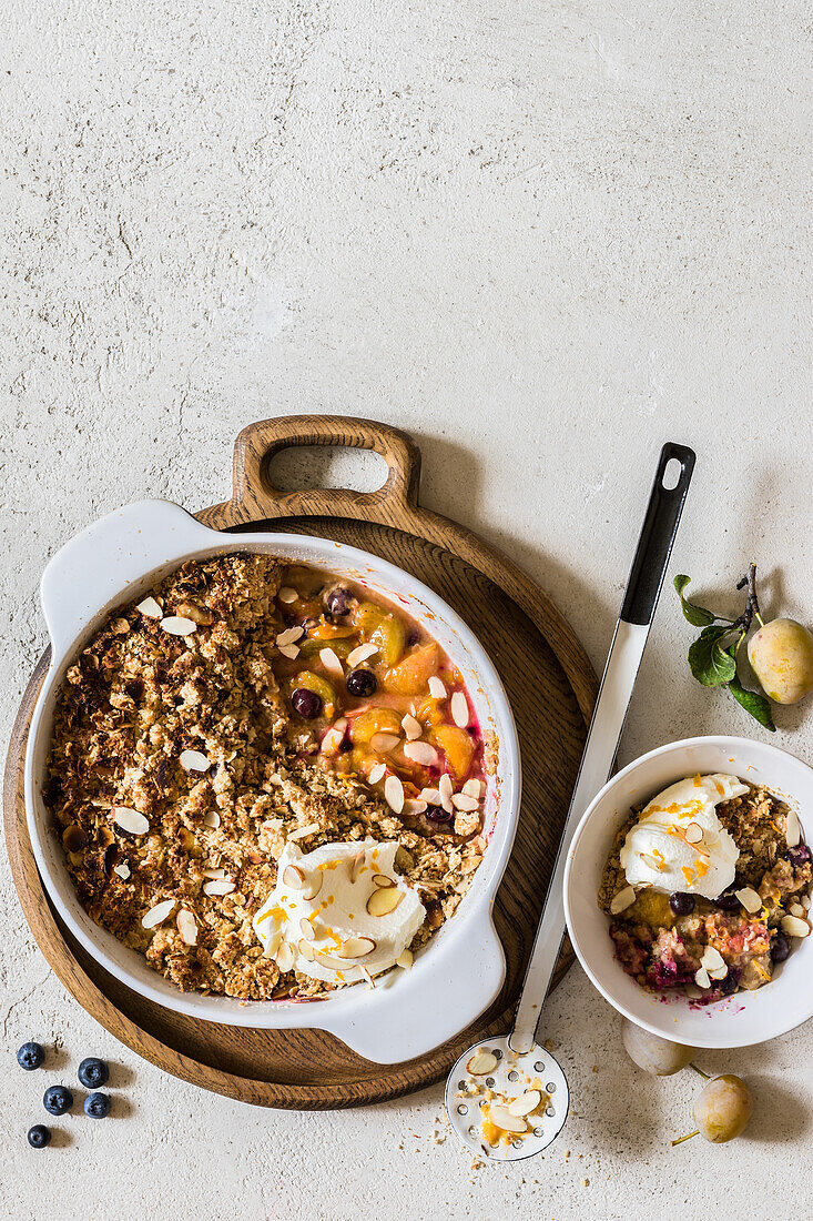 Crumble mit gelben Pflaumen, Heidelbeeren und Mascarpone