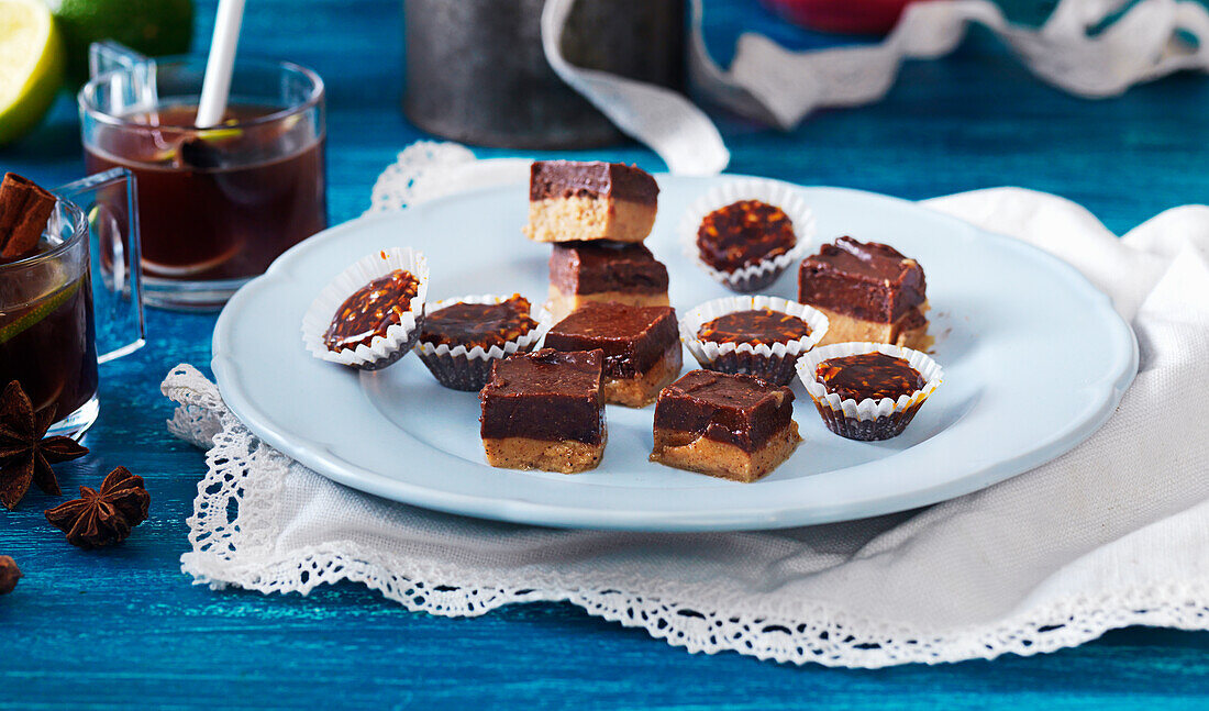 Fudge with peanuts and caramel, Mulled wine