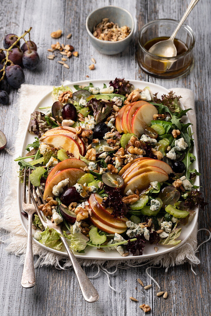 Salat mit Apfel, Trauben, Gorgonzola, Sellerie, Walnüssen und Senfdressing