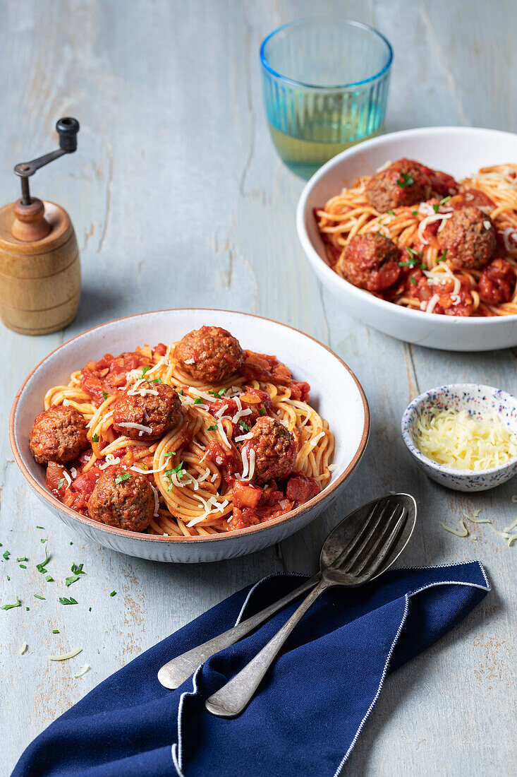 Spaghetti mit veganen Bällchen, Tomatensauce, Käseersatz und Petersilie
