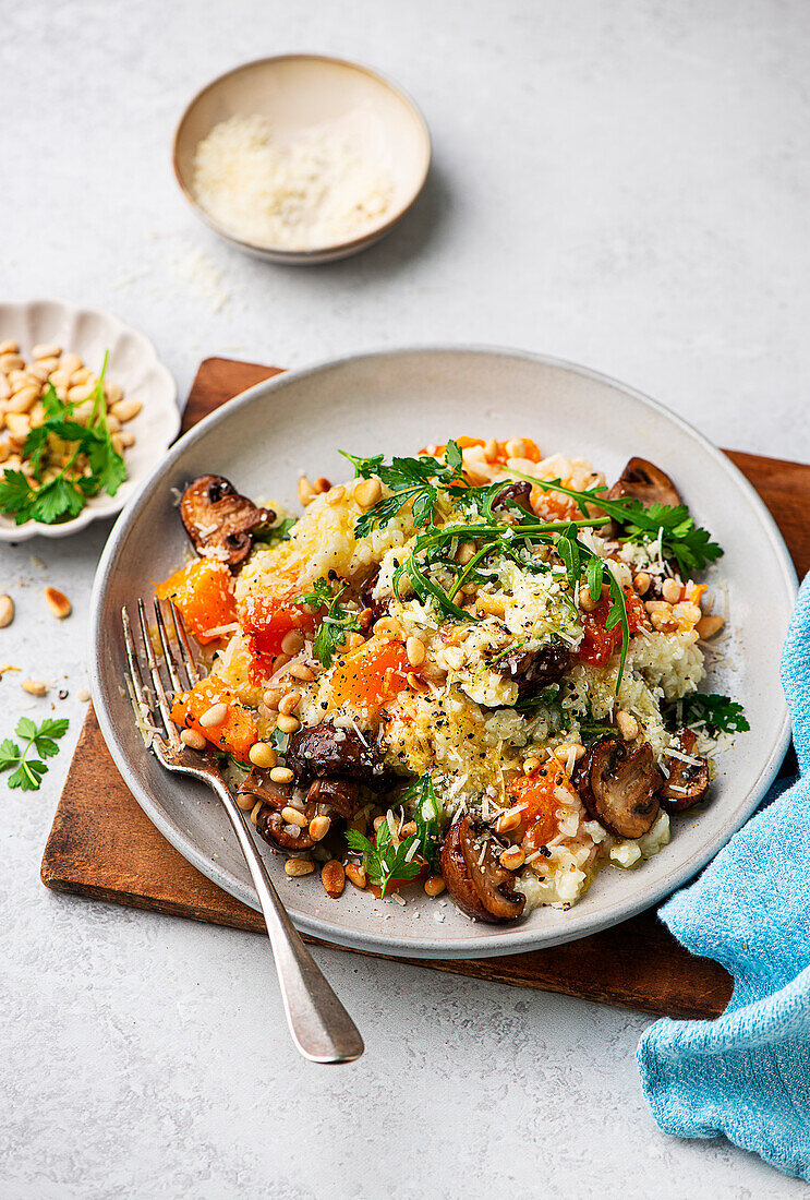 Kürbis-Risotto mit Pilzen und Pinienkernen