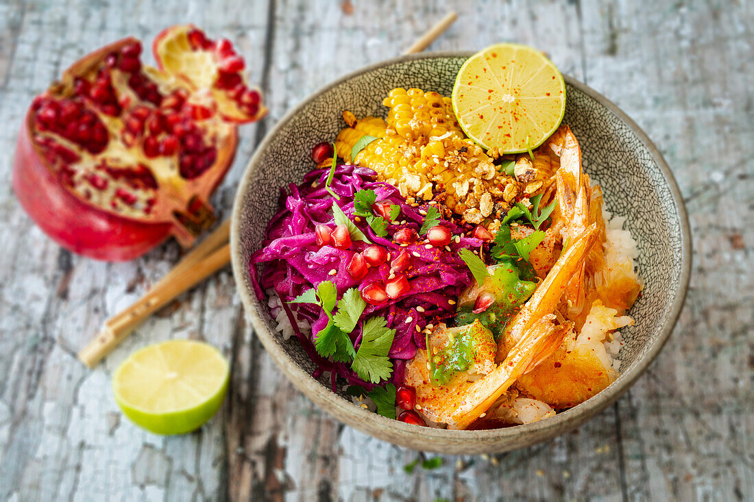 Poke Bowl mit rotem Spitzkohlsalat, gebratenen Maisstreifen und Garnelen