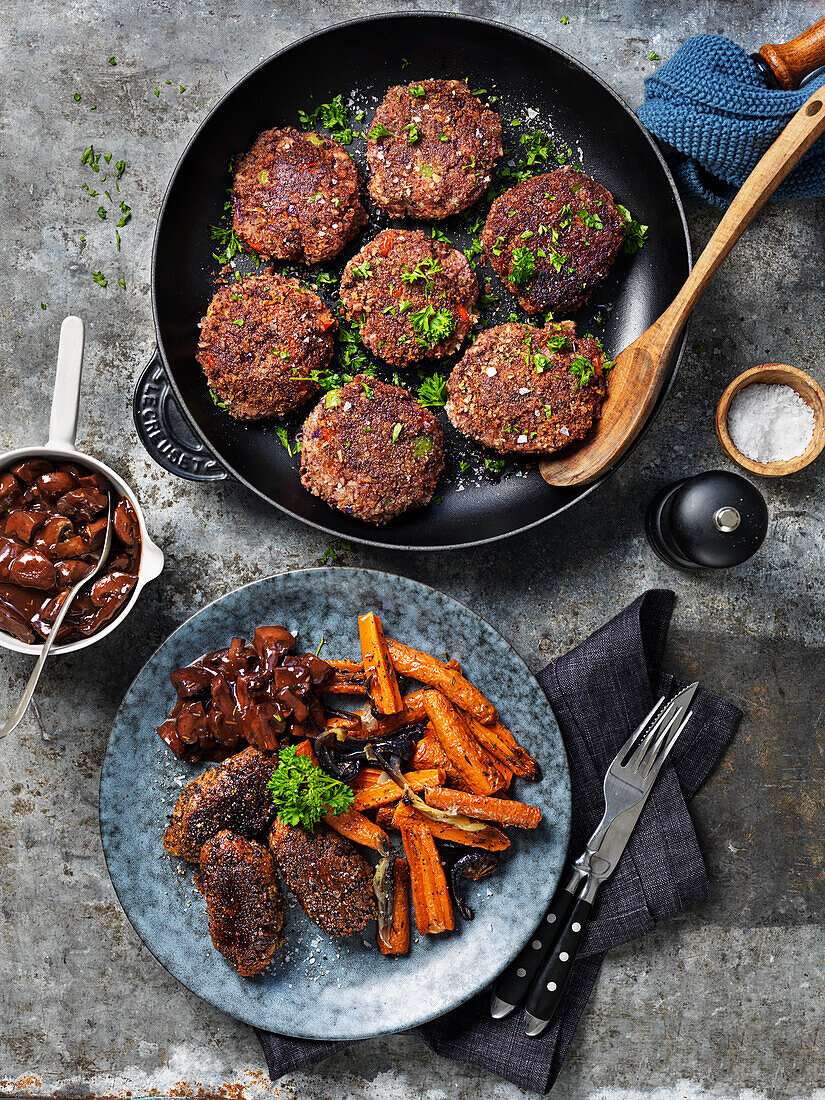 Vegane Patties, gegrillte Karotten und Champignonsauce