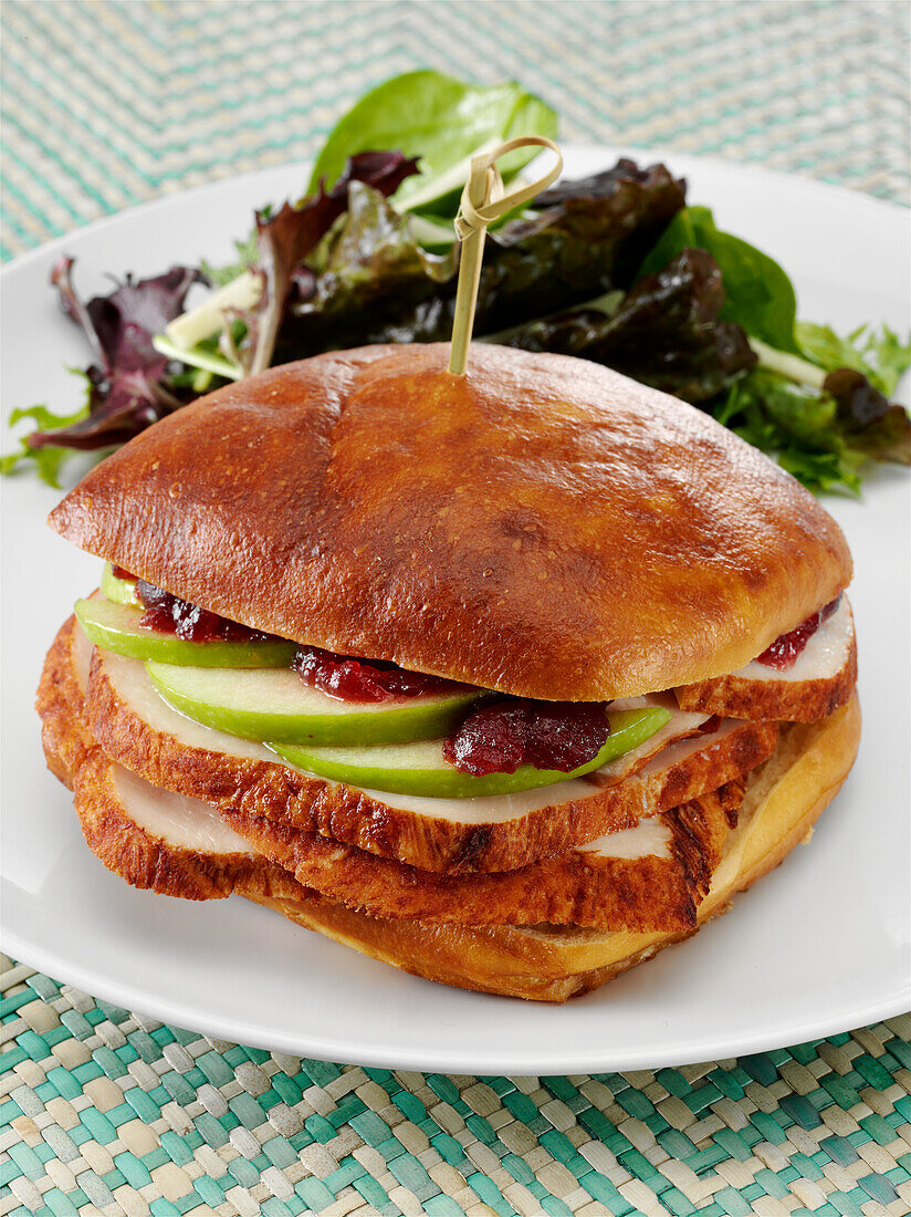 Ciabatta mit Putenbrustscheiben, grünem Apfel und Preiselbeerrelish