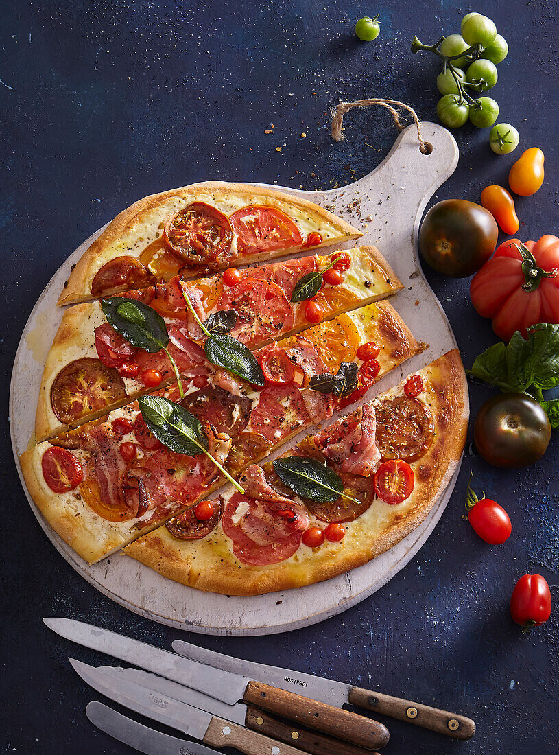 Pizza mit Tomaten, Speck und Salbei