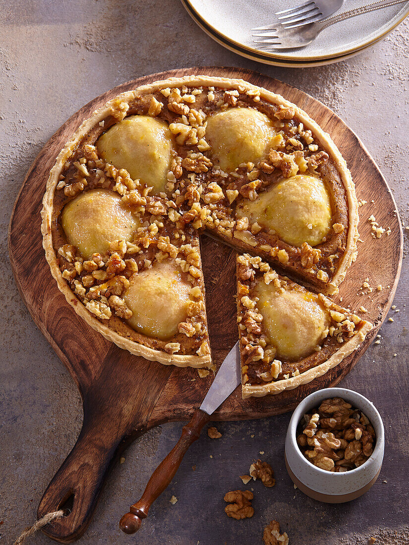Pear pie with walnuts