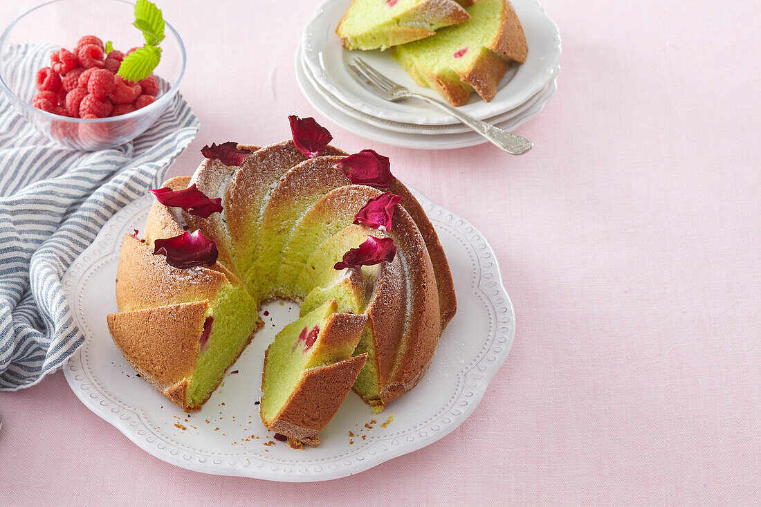 Pistazien Bundt Cake mit Himbeeren