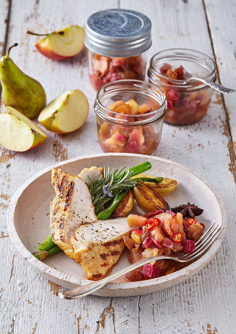 Apfel- und Birnen-Chutney zu Hähnchenbrust