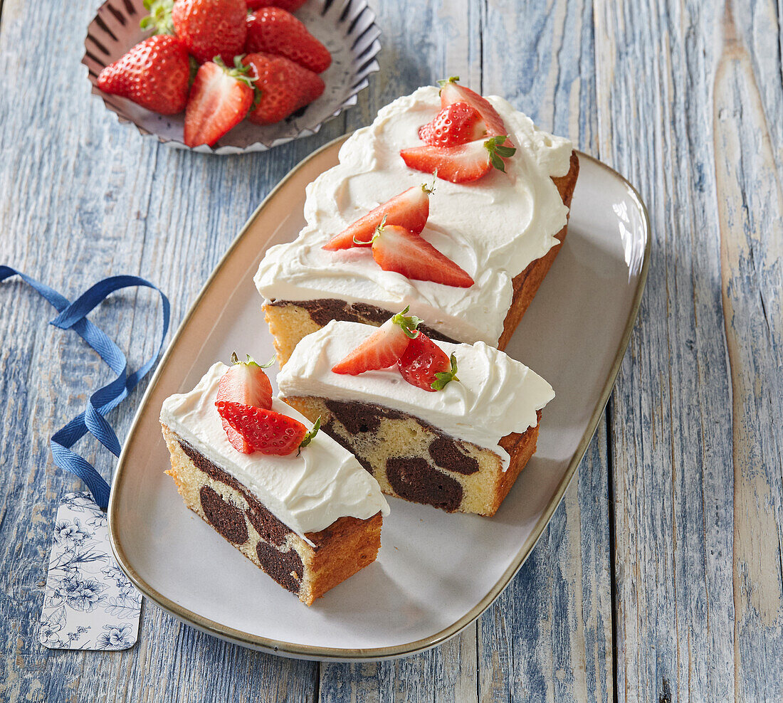 Bicolour sweet loaf with mascarpone cream and strawberries