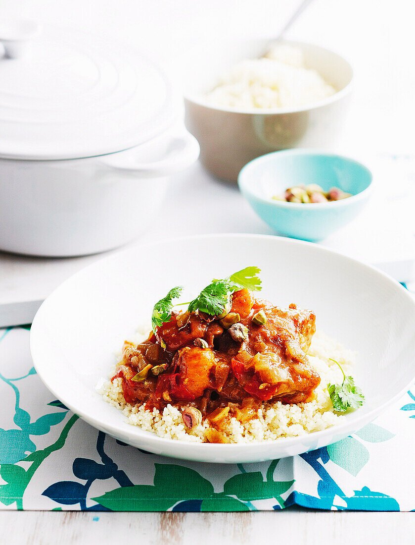 Hühnchen-Tajine mit Aprikosen auf Couscous