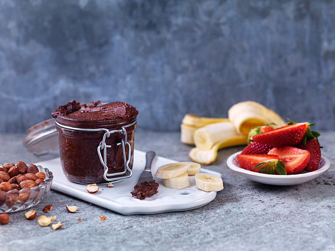 Hausgemachte Nussbutter im Bügelglas