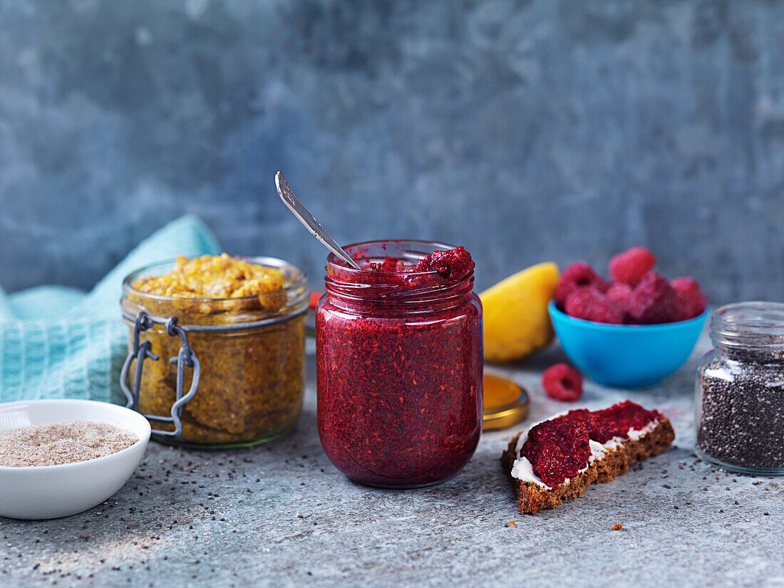 Himbeermarmelade und Mangomarmelade mit Chia und Flohsamen