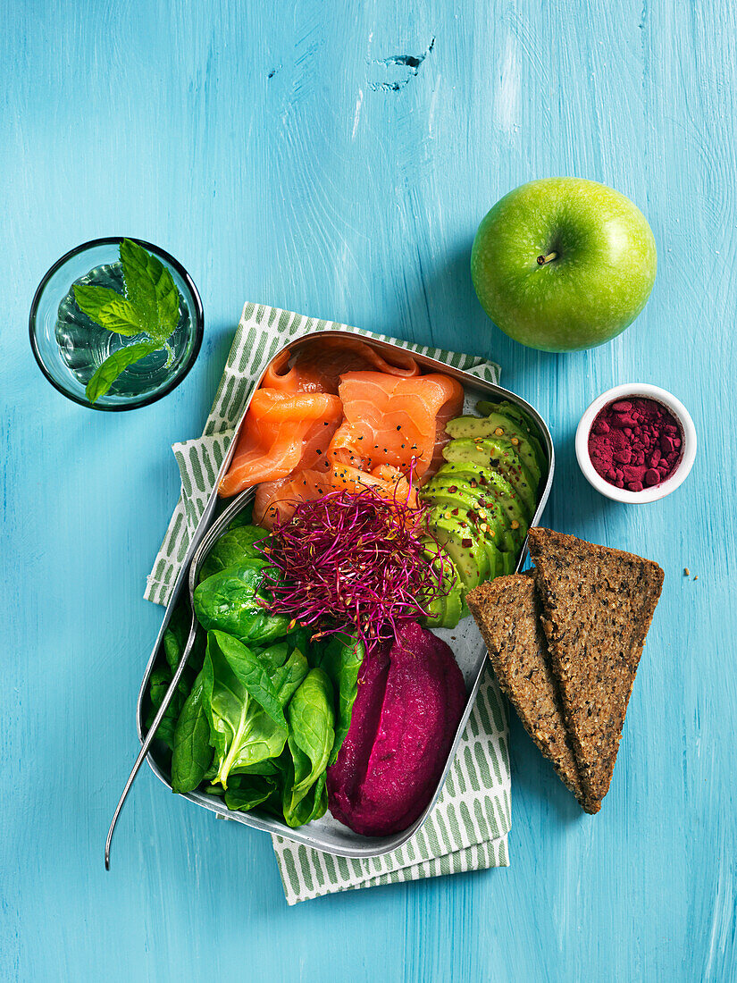 Gesunde Lunchbox mit Gemüse und Lachs