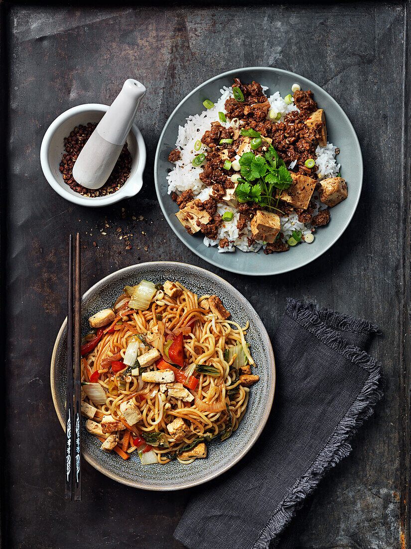 Fried vegetarian meat with Sichuan pepper, leek, tofu and nudels with tofu and vegetables