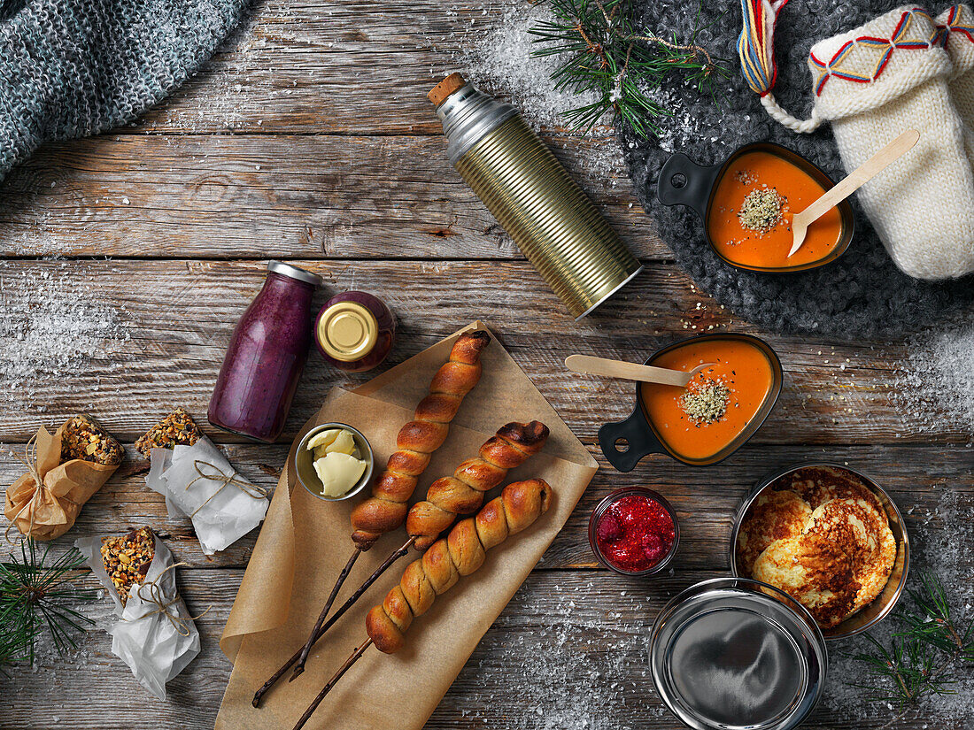 Tomatensuppe mit Hanfsamen, Pfannkuchen mit Marmelade, Energieriegel, Smoothie und Stockbrot mit Butter