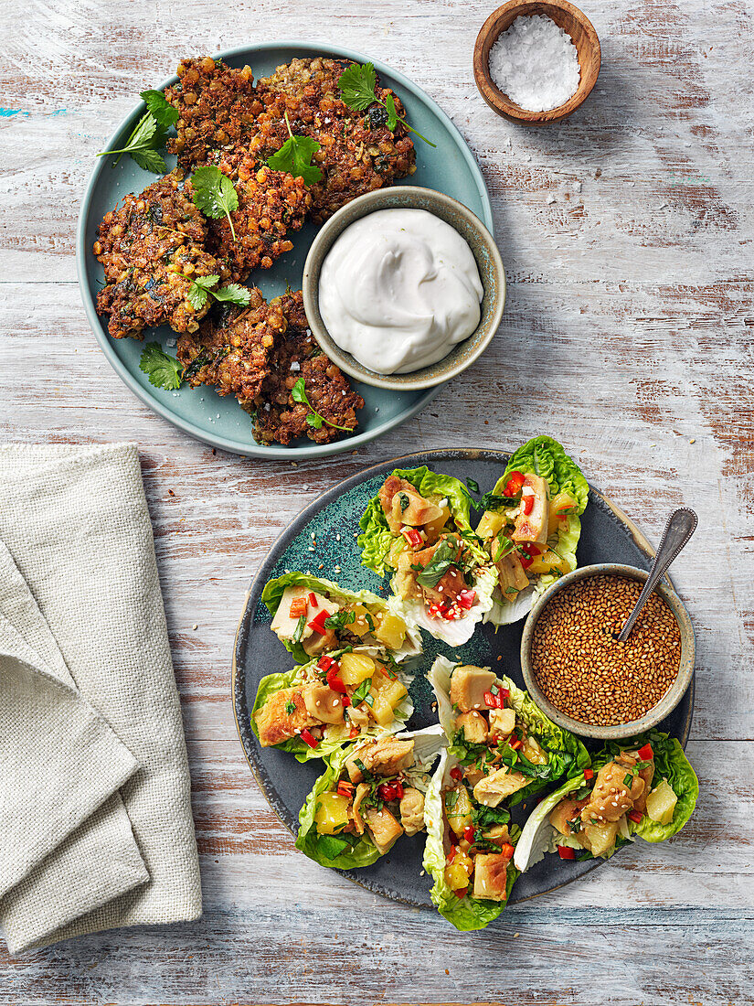 Vegane Gerichte: Linsen-Fritters mit Dip und asiatisches Fingerfood in Salatblättern