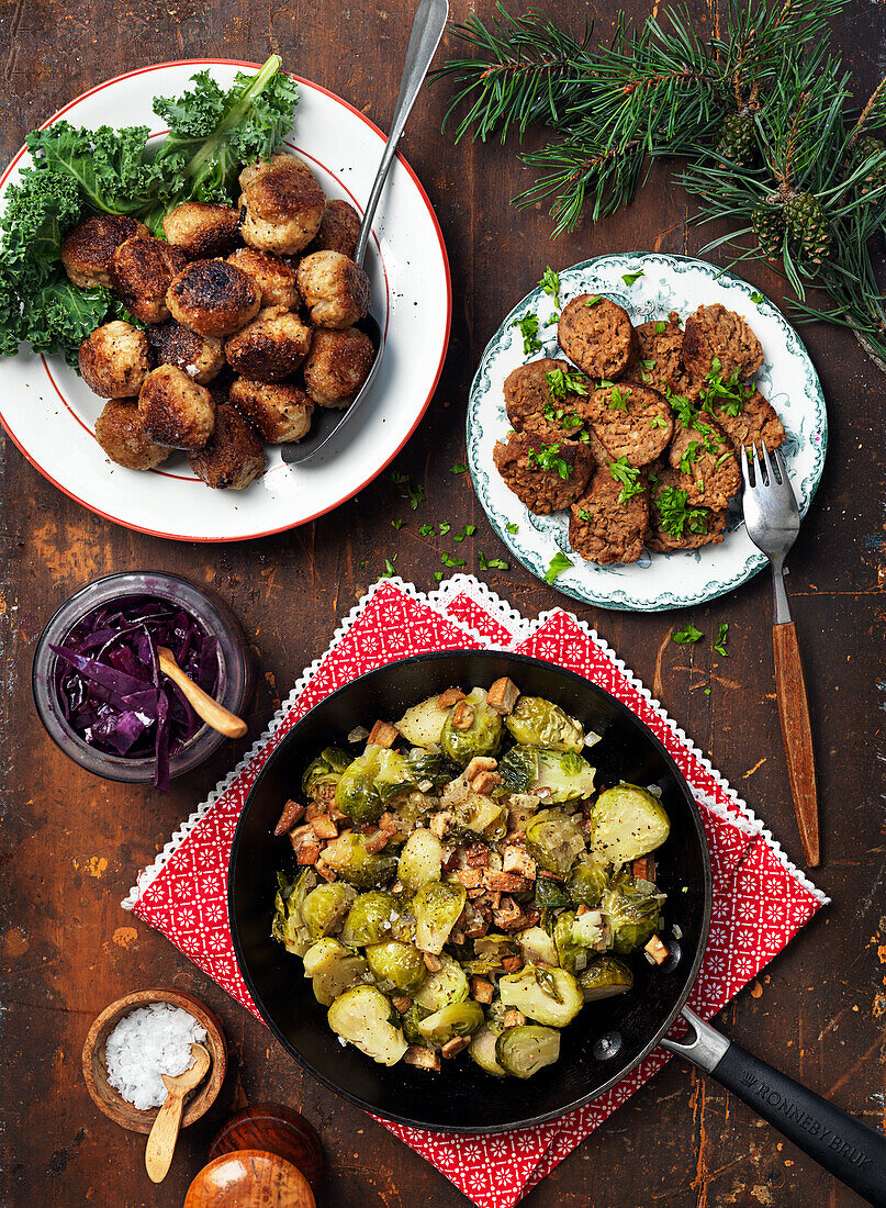 Vegane Gerichte zu Weihnachten: Rosenkohl mit Nüssen, Gemüsefrikadellen, vegetarische Wurst