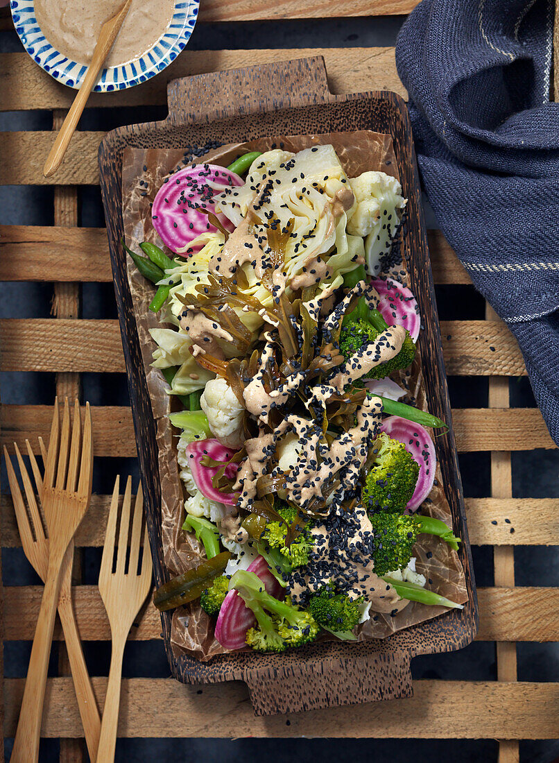 Salat mit Brokkoli, Ringelbete, Kohl, Algen und  schwarzem Sesam