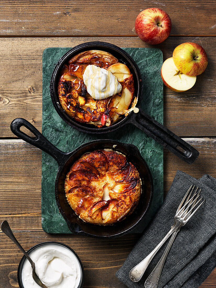 Pancakes with appels, cream and honey
