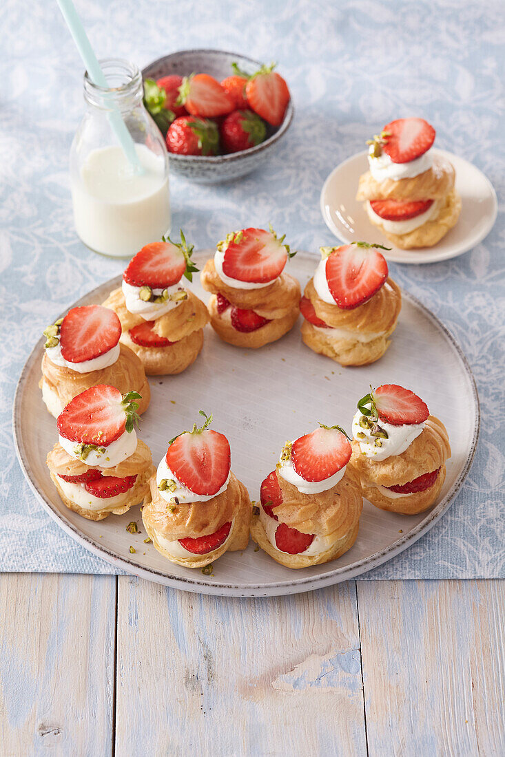 Choux pastry wreath with strawberries + steps