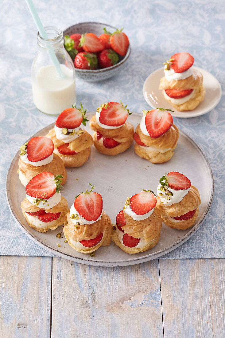 Profiterole mit Erdbeeren