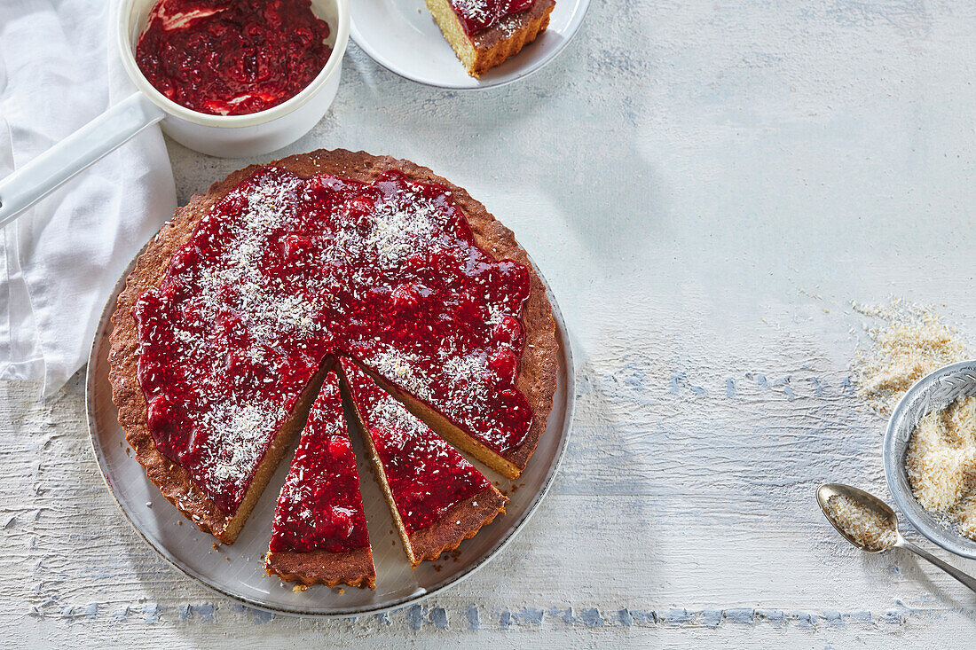 Sponge cake with raspberry topping