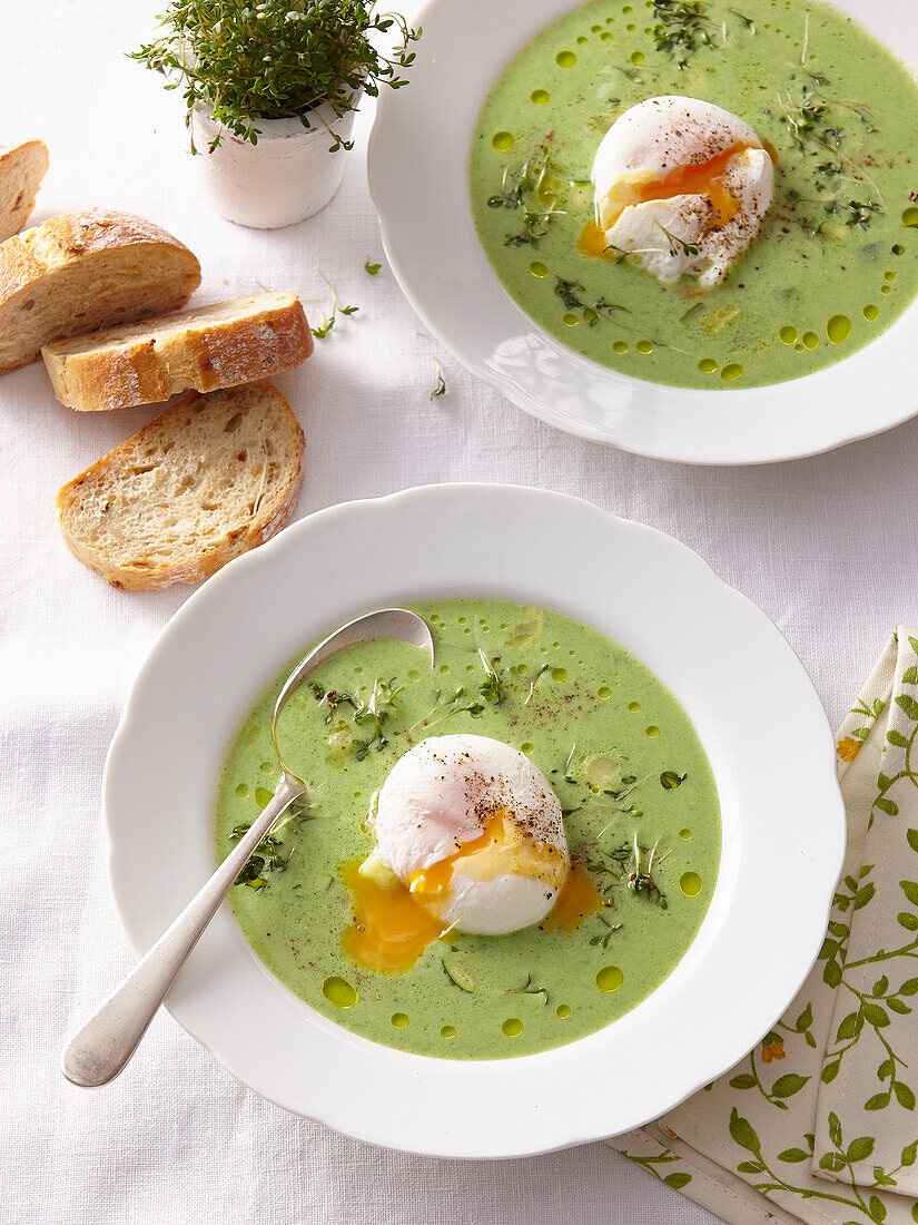 Zucchinisuppe mit pochiertem Ei