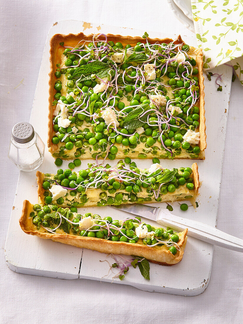 Tray quiche with green peas