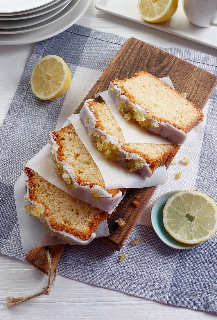 Zitronenkuchen, in Scheiben geschnitten