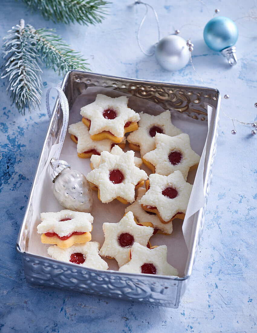 Kokossterne mit Marmeladenfüllung