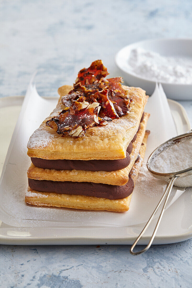 Blätterteigschnitte mit Schokolade und Krokant