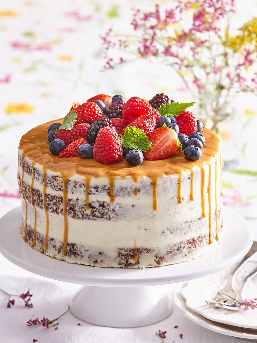 Karottenkuchen mit Salzkaramell und Sommerbeeren