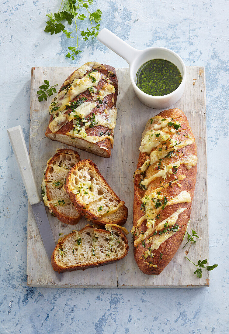 Baguette mit Käse, Knoblauch und Kräutersauce