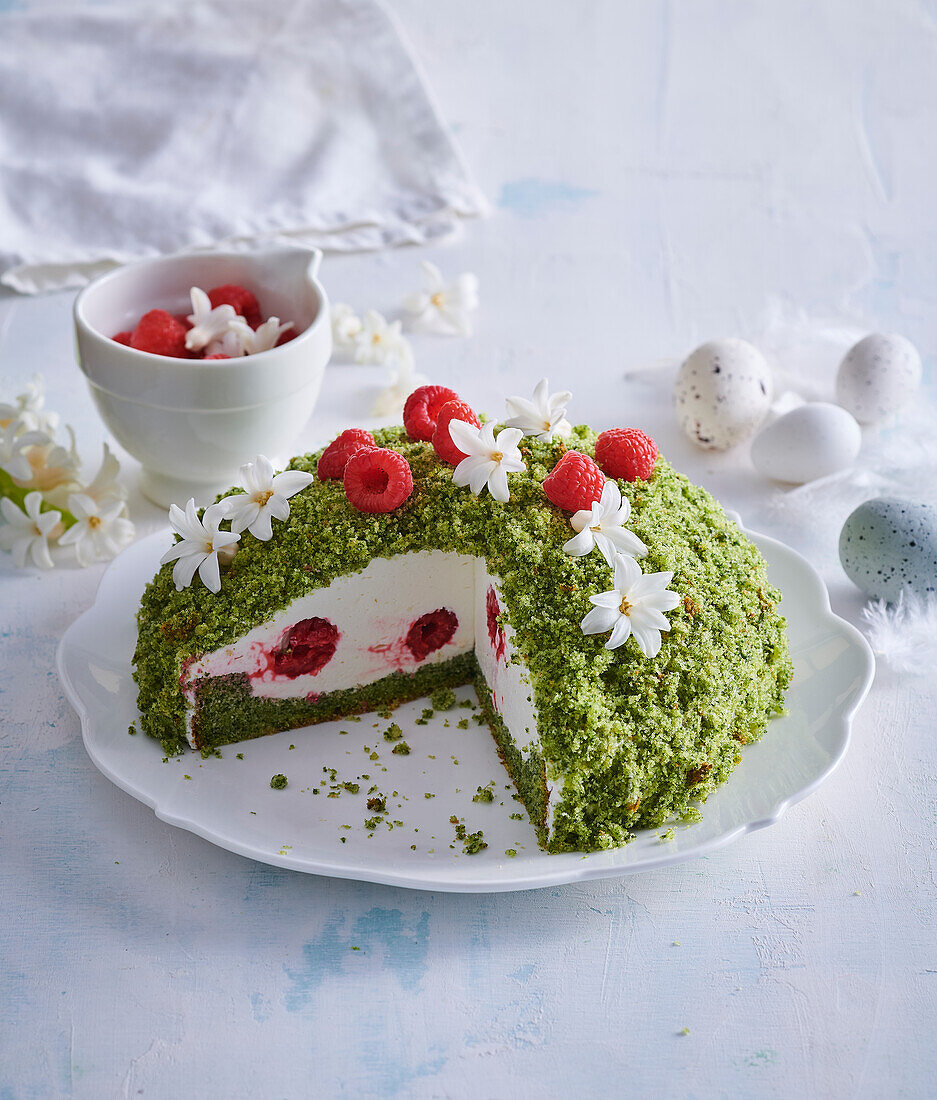 Mooskuchen mit Himbeeren zu Ostern, angeschnitten