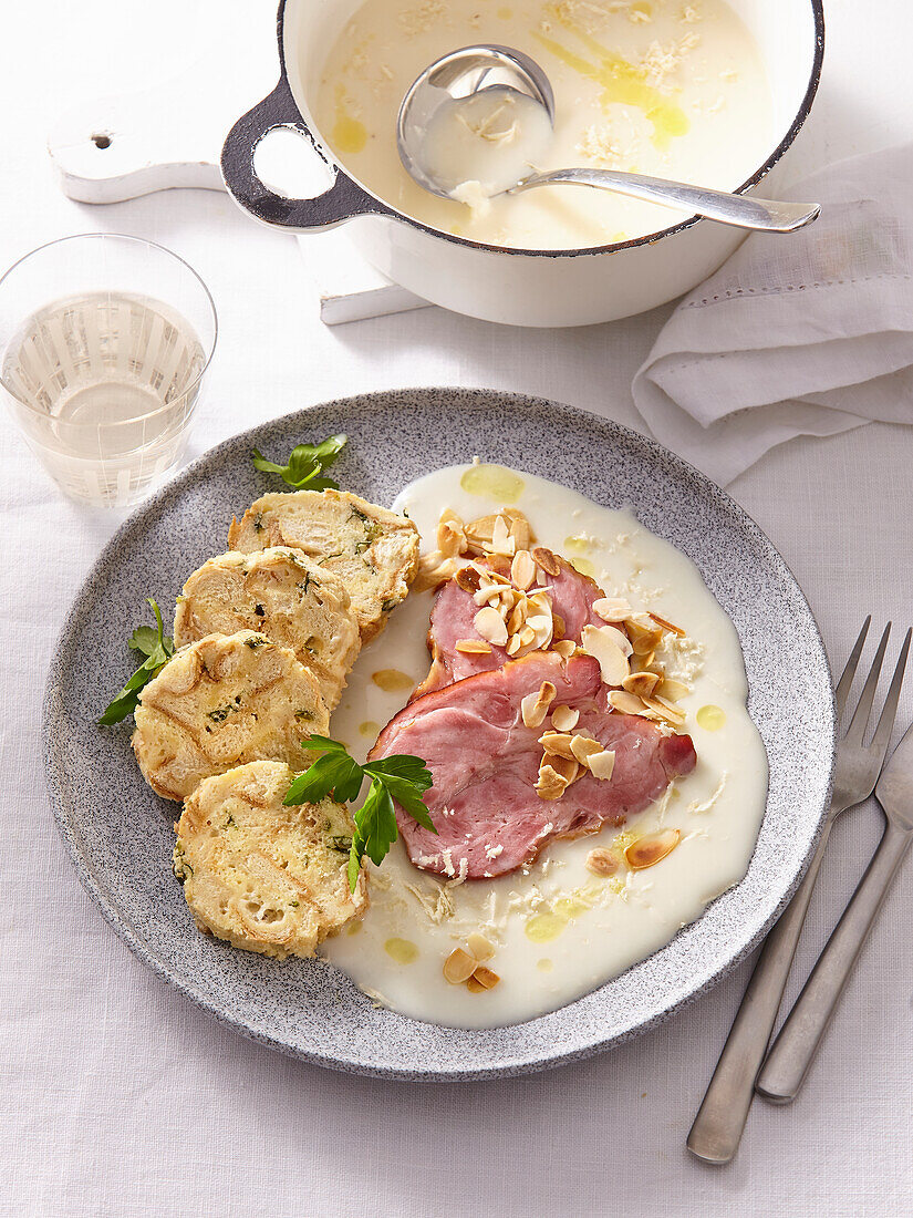 Geräuchertes Fleisch mit Meerrettichsauce