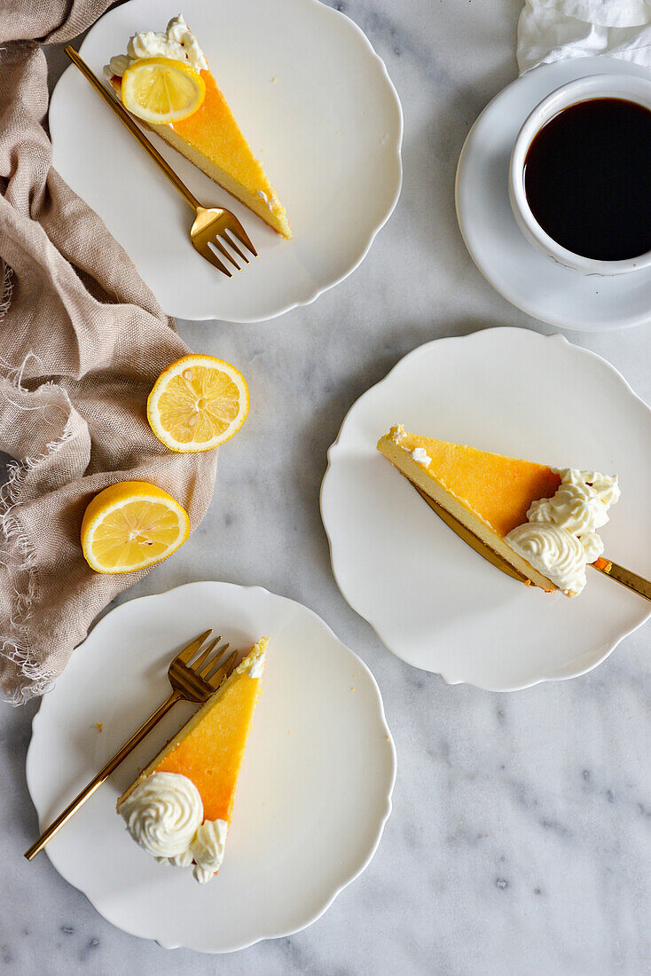Zitronen-Cheesecake mit Baiser dazu eine Tasse Kaffee