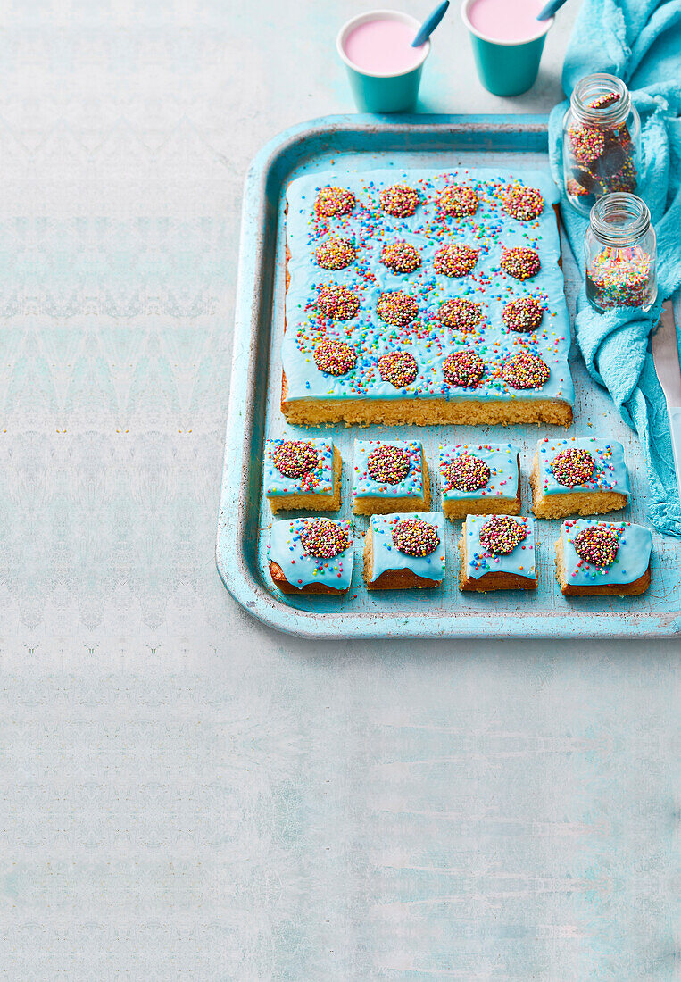 Shortbread-Schnitten mit blauer Glasur und bunten Zuckerperlen