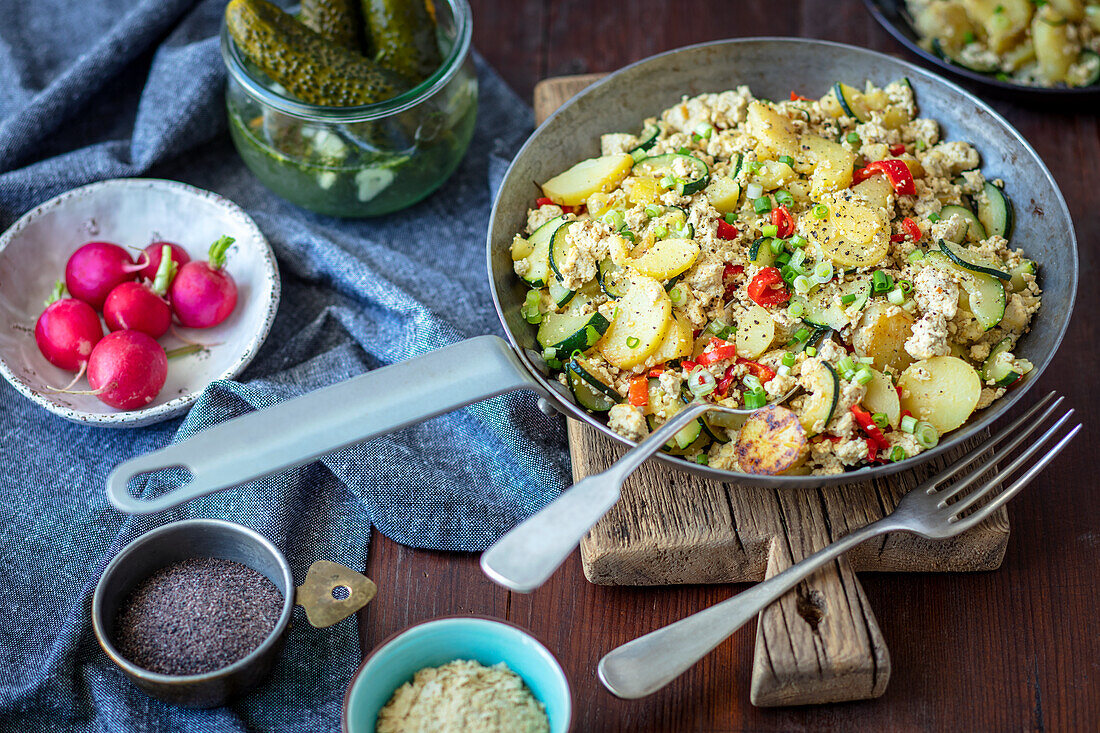Veganes 'Rührei' aus Tofu mit Kartoffeln und Gemüse