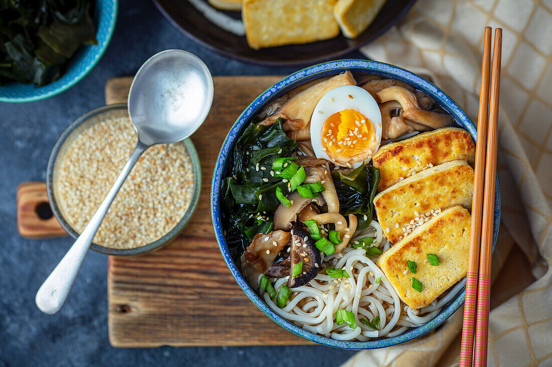 Ramensuppe mit Tofu und Ei