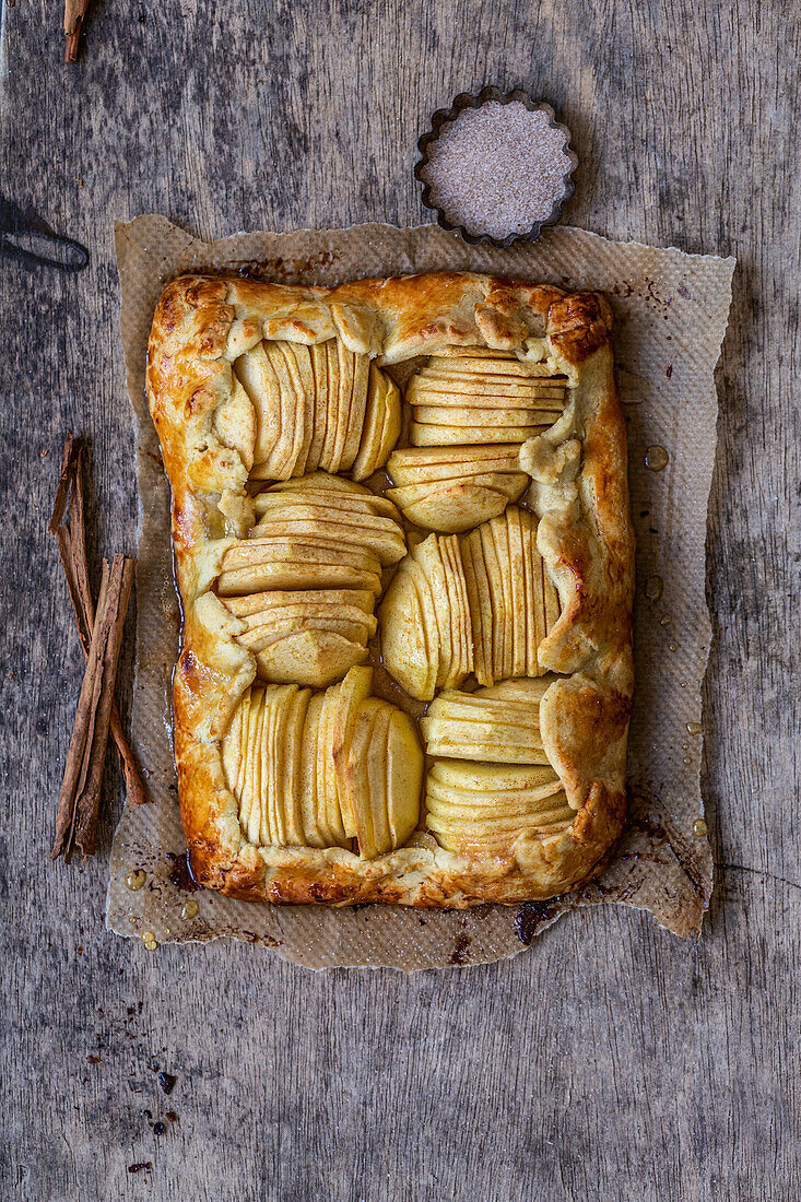 Apfelkuchen mit Zimt auf Quittengeleeboden