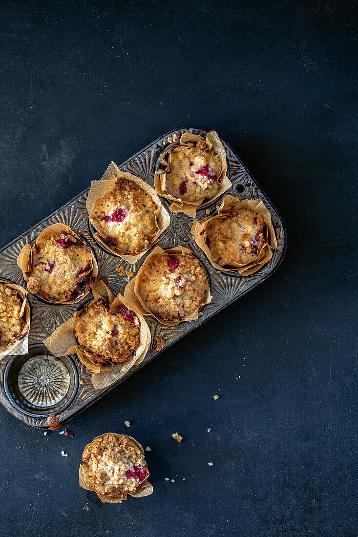Cranberry muffins with gingerbread crumbles