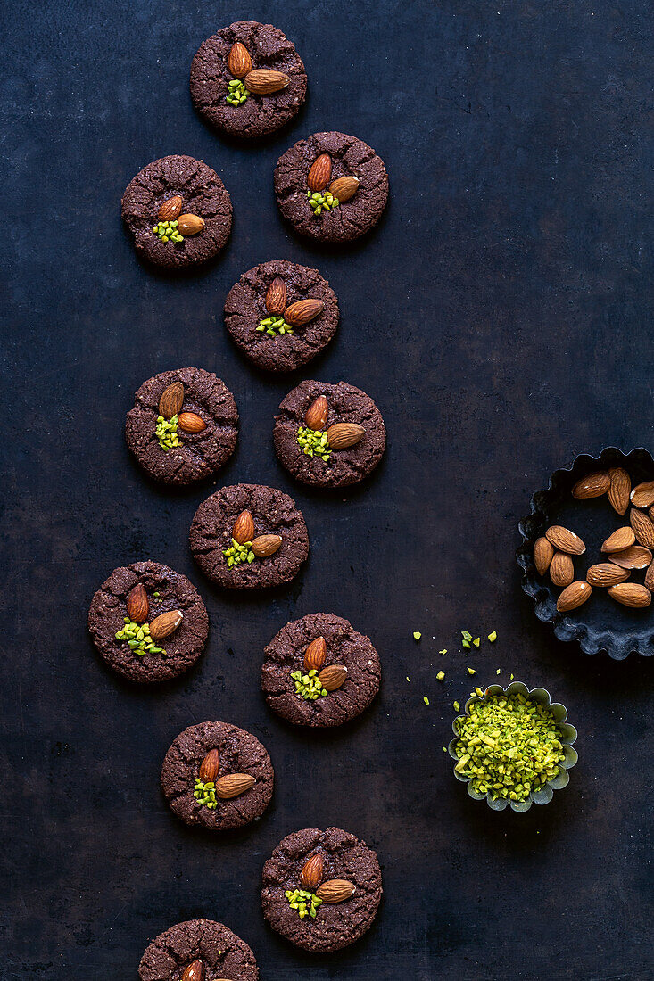 Cocoa-and-almond biscuits with pistachios
