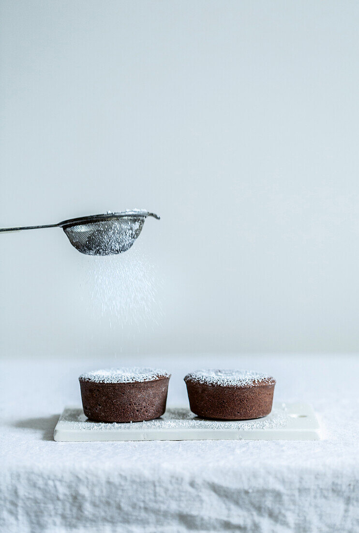 Chocolate cakes dusted with icing sugar