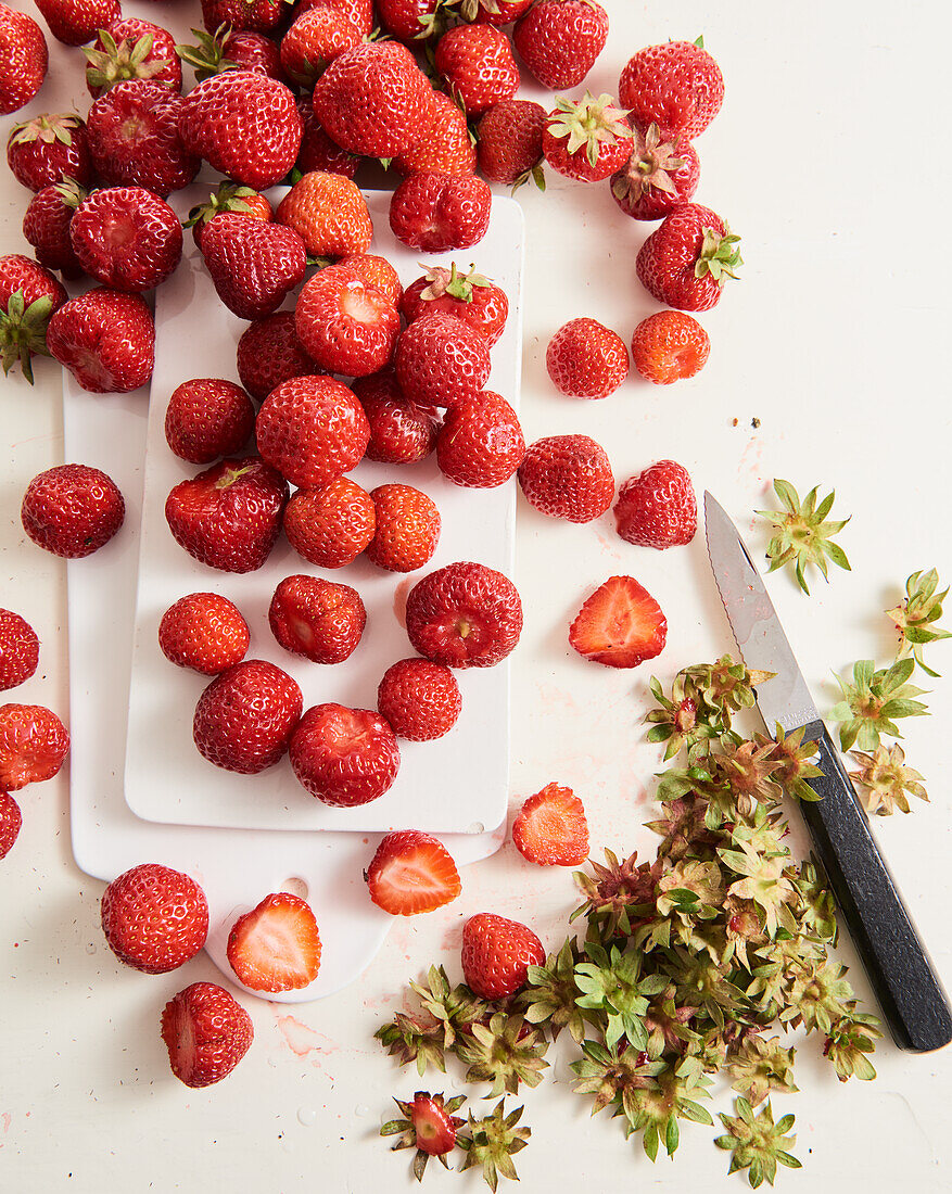 Frische Erdbeeren, teilweise geputzt