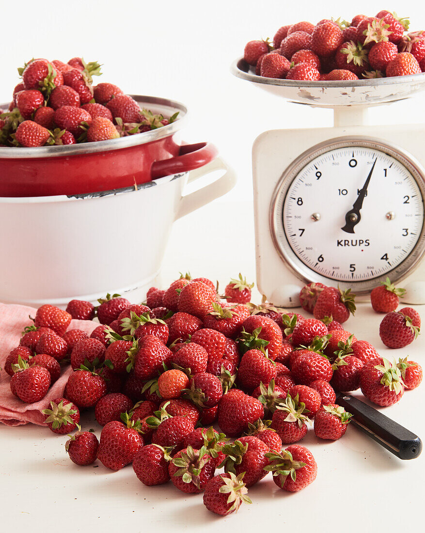 Fresh strawberries and kitchen scales
