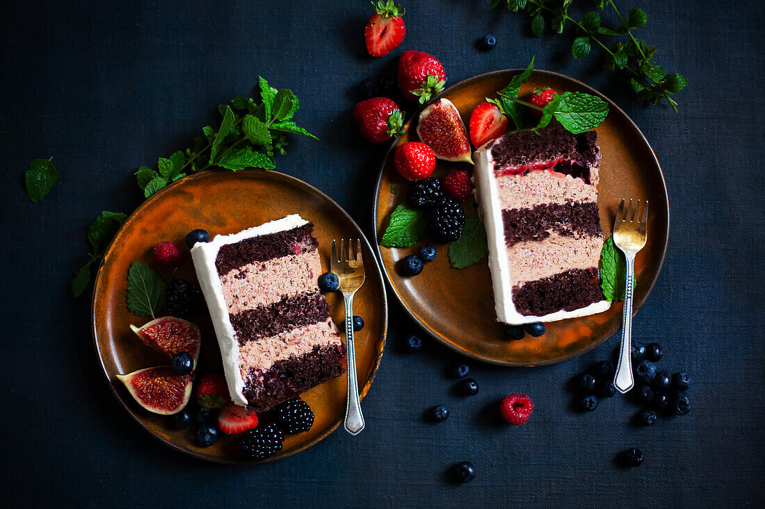 Zwei Stücke Feigenkuchen mit frischen Früchten