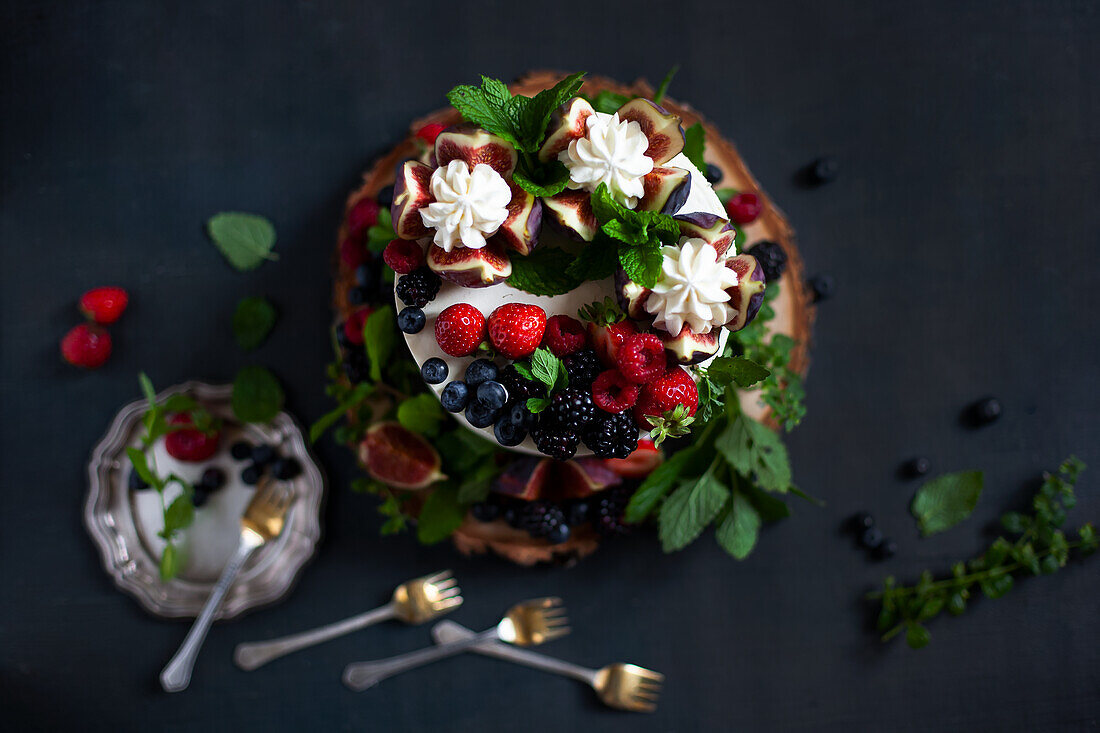 Feigenkuchen mit frischen Feigen, Sahne und Beeren