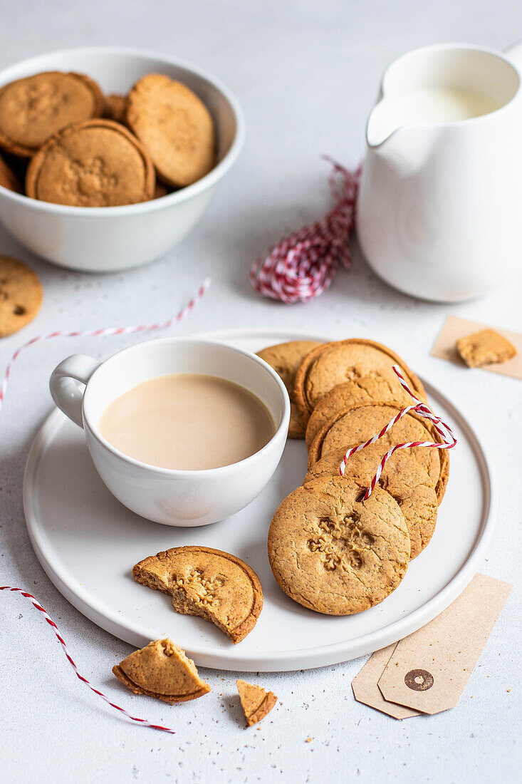 Weihnachtslebkuchen und Milchtee